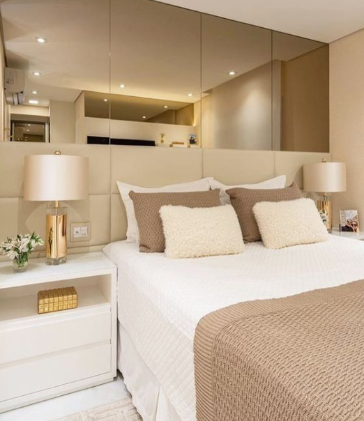 Quarto planejado com guarda-roupa embutido e escrivaninha integrada, tons terrosos e veios naturais